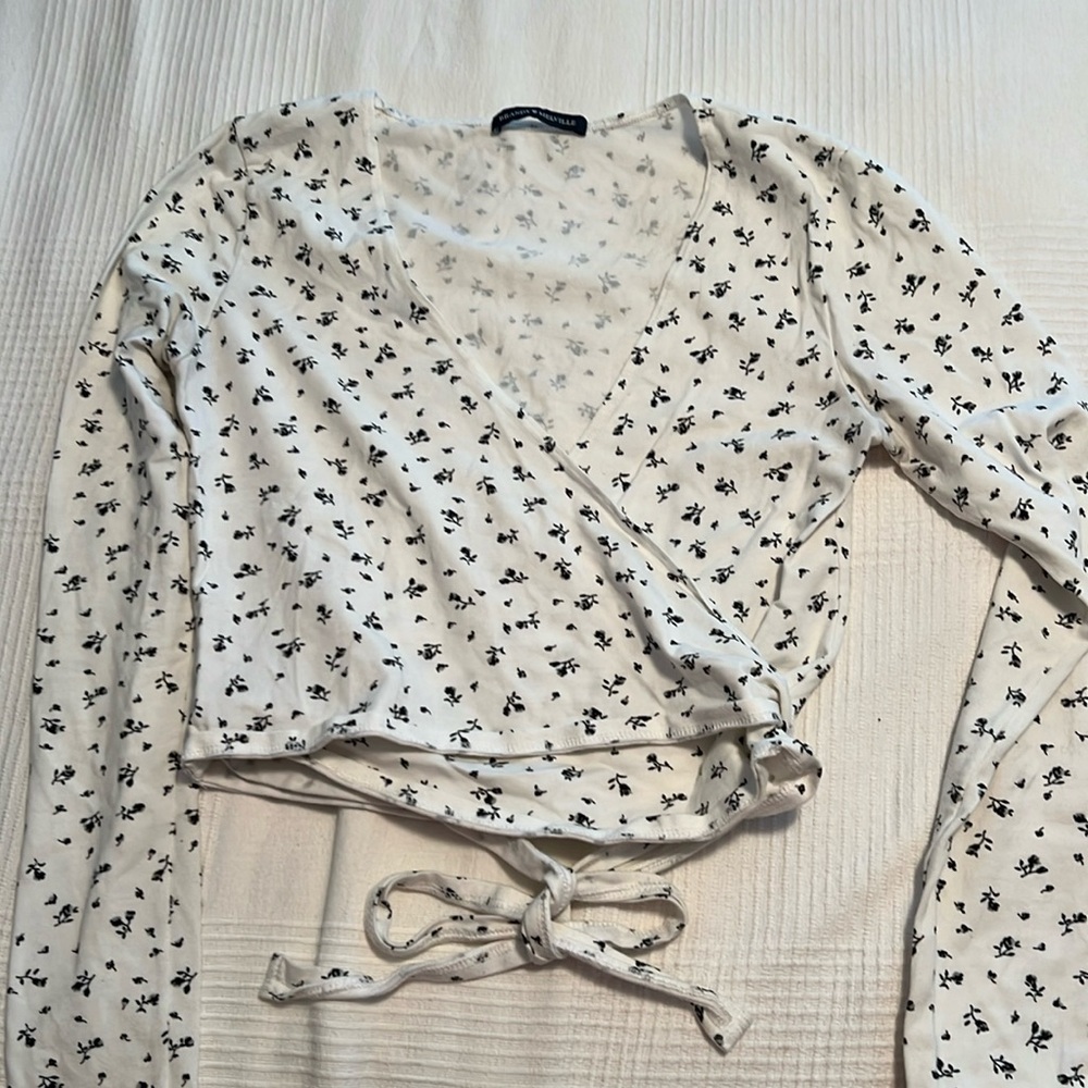 Brandy Melville crop wrap floral top